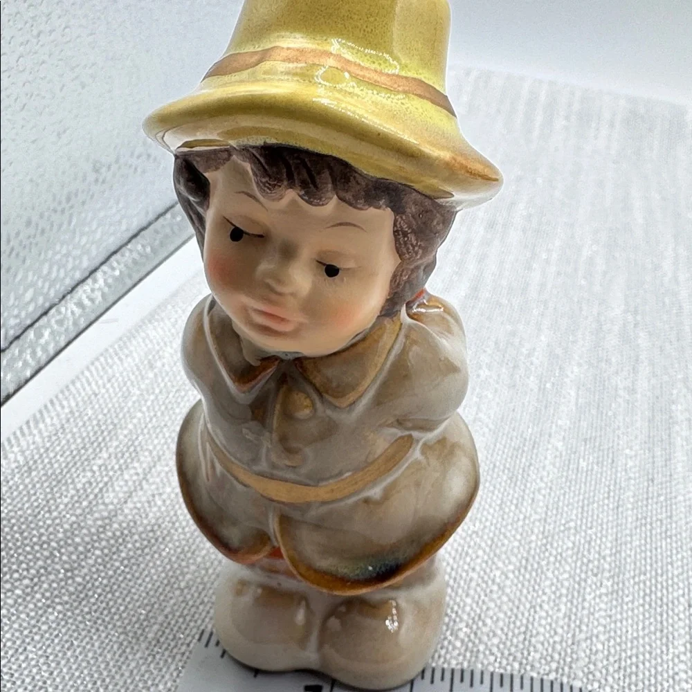 Salt and pepper shakers pilgrims holding pumpkin & apple 4x2” stoppers attached